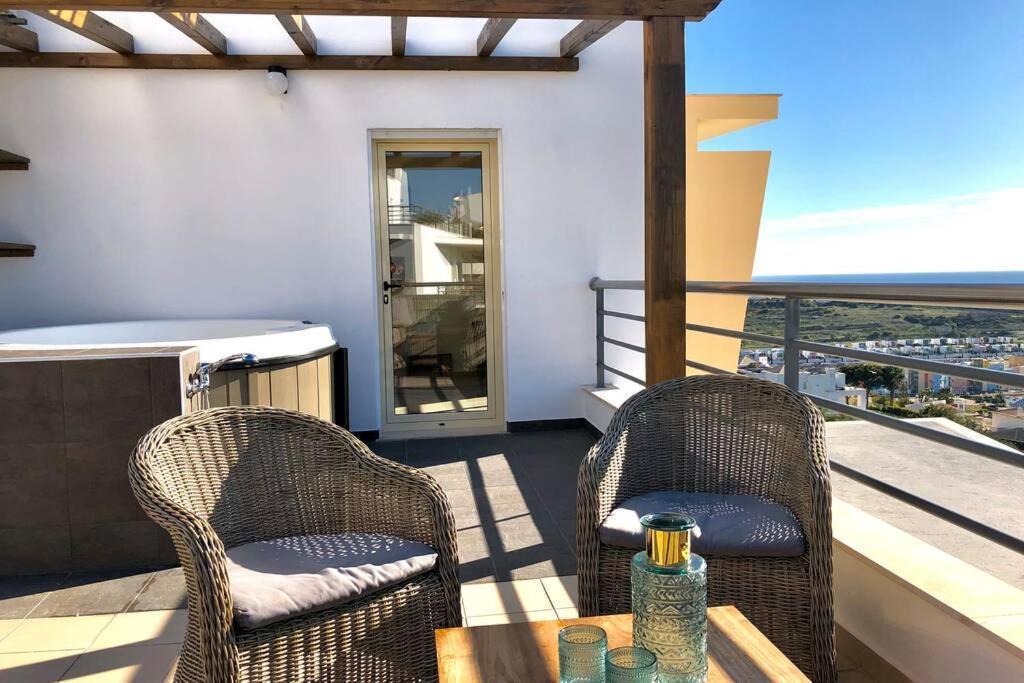 L Amazing Terrasse With Jacuzzi Encosta Da Orada Appartement